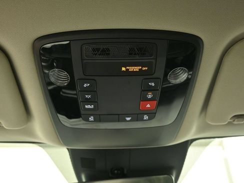 Used 2025 Kia Carnival FWD image 19