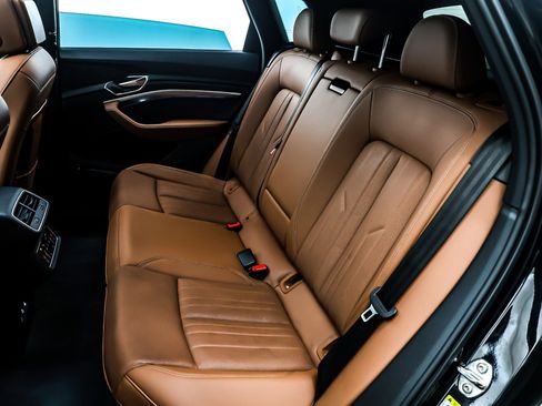 Used 2024 Audi Q8 e-tron Premium Plus image 9