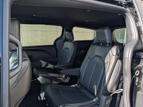 New 2026 Chrysler Pacifica Select AWD/4WD image 6