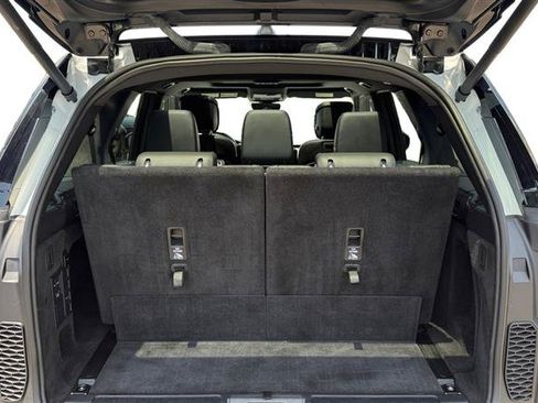 Used 2024 Land Rover Discovery Dynamic SE AWD/4WD image 19