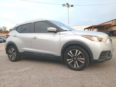 Used 2018 Nissan Kicks SV image 3