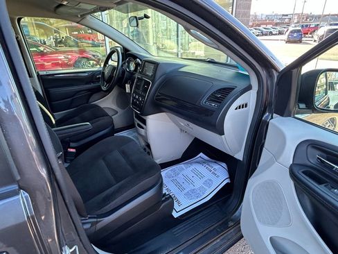 Used 2018 Dodge Grand Caravan SE FWD image 5