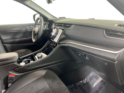 Used 2023 Jeep Grand Cherokee Altitude AWD/4WD image 27