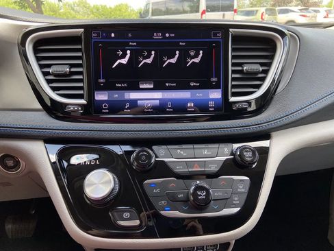 Used 2021 Chrysler Pacifica Touring image 20