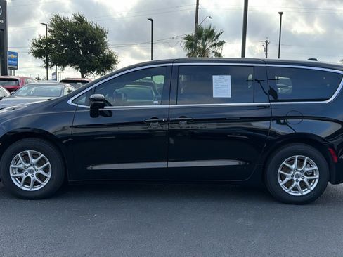 Used 2025 Chrysler Pacifica Select FWD image 7