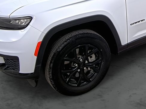 Used 2024 Jeep Grand Cherokee L Laredo image 7