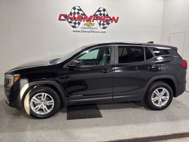 Used 2024 GMC Terrain SLE FWD image 2