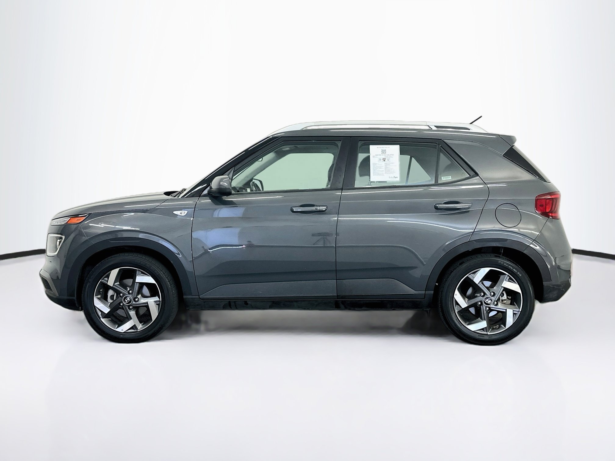 Used 2025 Hyundai Venue SEL FWD image 4