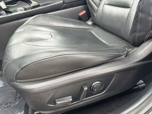 Used 2022 Hyundai Elantra Limited w/ Preferred Accessory Package image 27