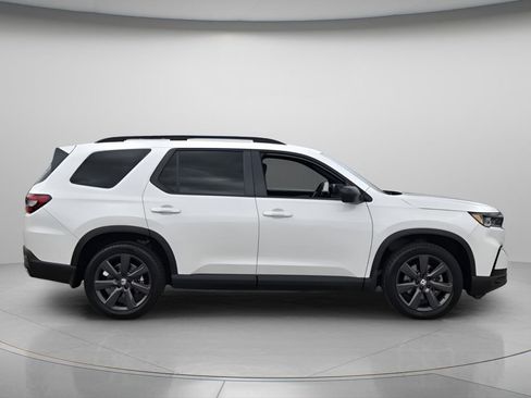 Used 2025 Honda Pilot Sport image 3