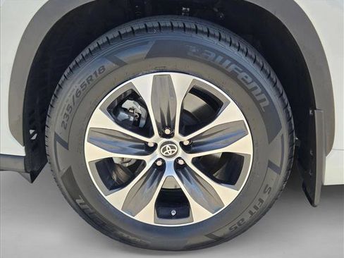 Used 2023 Toyota Highlander XLE image 24