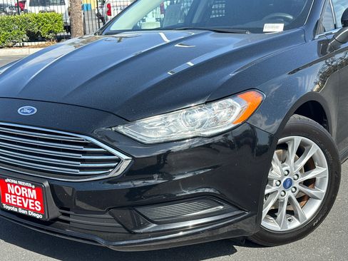 Used 2017 Ford Fusion SE w/ Fusion SE Technology Package image 3