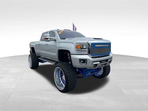 Used 2018 GMC Sierra 2500 Denali w/ Duramax Plus Package AWD/4WD image 3