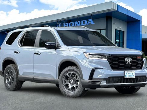 New 2025 Honda Pilot TrailSport image 2