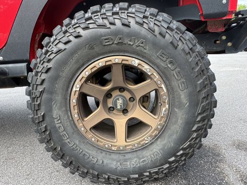 Used 2016 Jeep Wrangler Unlimited Sahara w/ Connectivity Group AWD/4WD image 17
