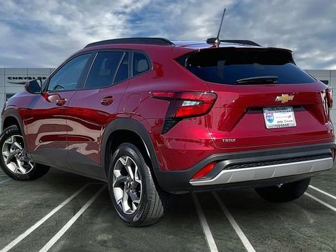 Used 2025 Chevrolet Trax LT w/ LT Convenience Package FWD image 10