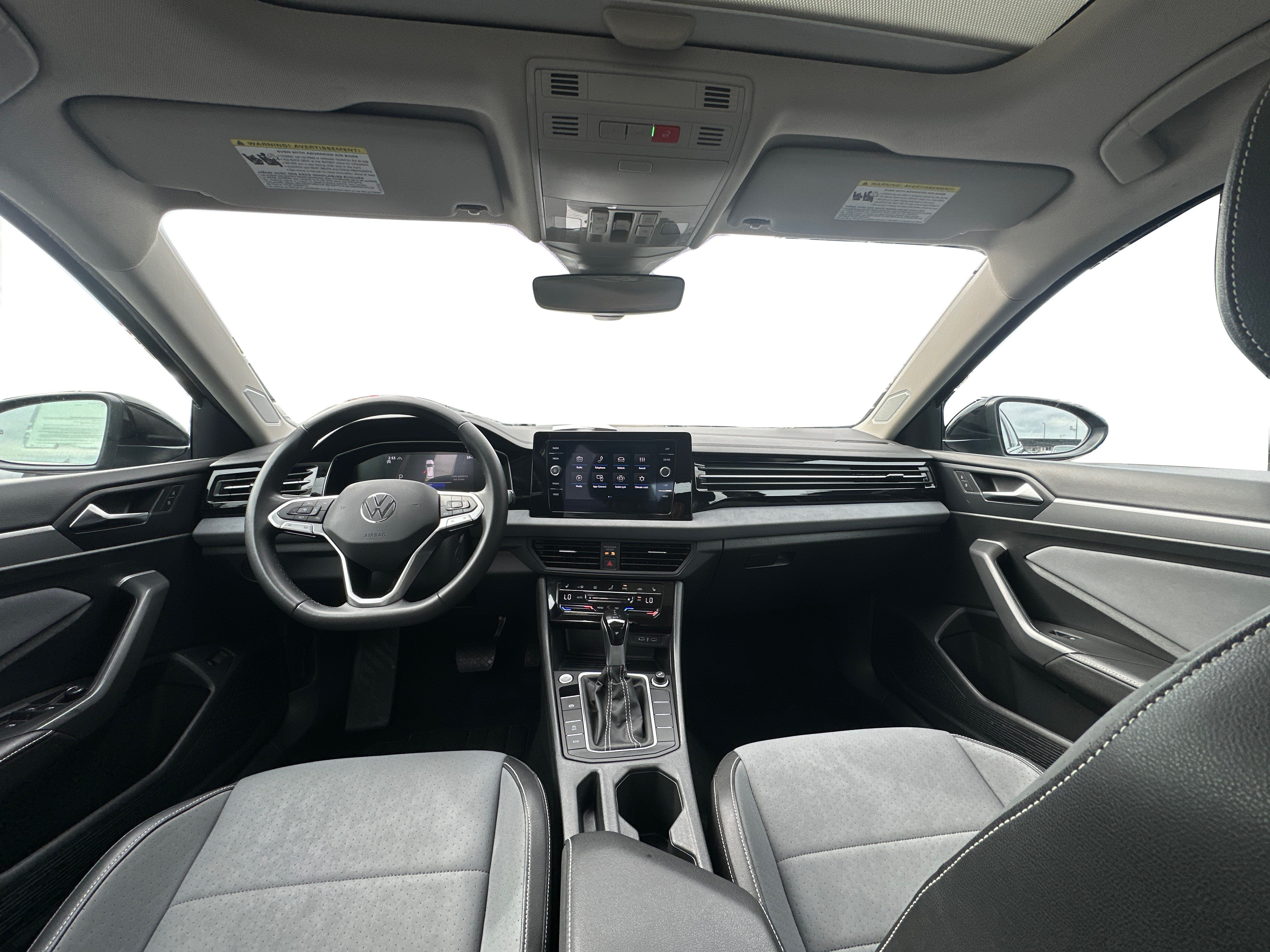 Used 2025 Volkswagen Jetta SE FWD image 12