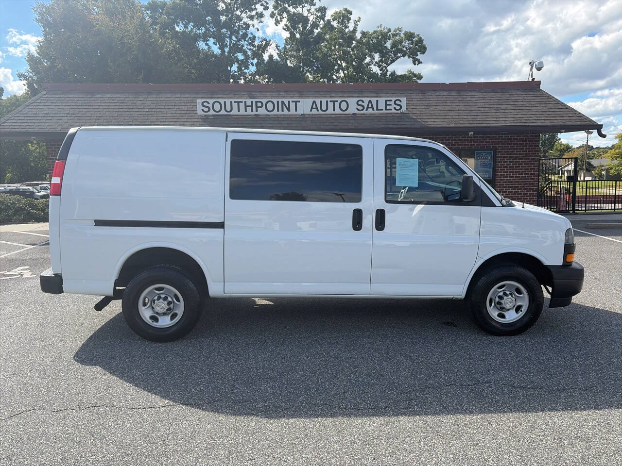 Used 2022 Chevrolet Express 2500 w/ Driver Convenience Package RWD image 7