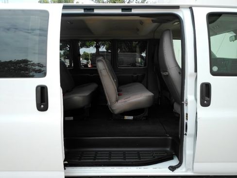 Used 2025 Chevrolet Express 3500 LT w/ LT Preferred Equipment Group RWD image 5