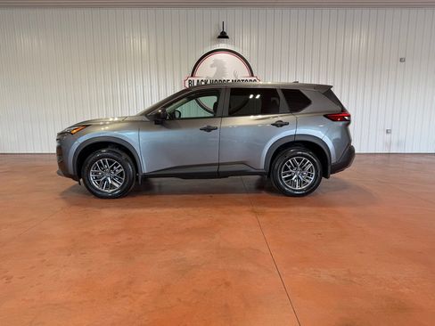 Used 2023 Nissan Rogue S image 2