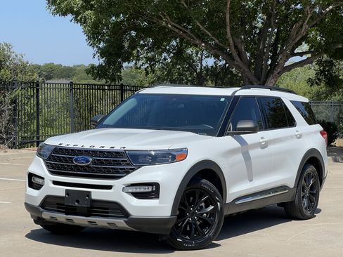 Used 2022 Ford Explorer XLT w/ Equipment Group 202A RWD image 2