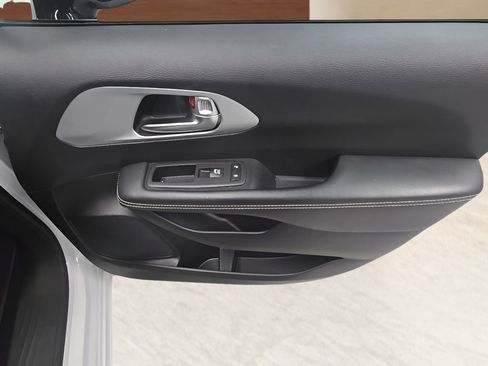 Used 2024 Chrysler Pacifica Limited FWD image 29