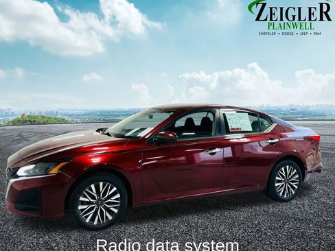 Used 2023 Nissan Altima 2.5 SV AWD/4WD image 2