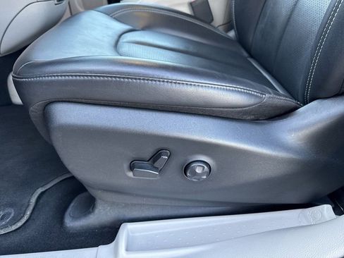 Used 2023 Chrysler Pacifica Touring-L FWD image 14