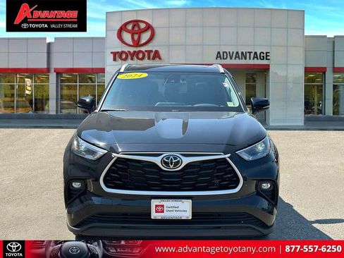 Certified 2024 Toyota Highlander XLE FWD image 2