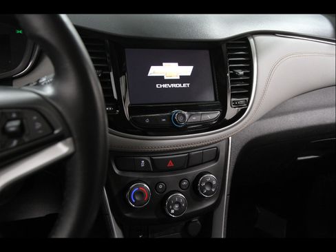 Certified 2022 Chevrolet Trax LT w/ LT Convenience Package image 9