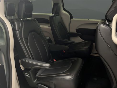 Used 2023 Chrysler Pacifica Touring-L FWD image 24