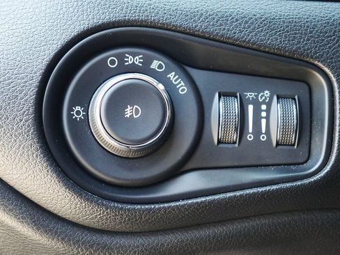 Used 2018 Jeep Renegade Trailhawk AWD/4WD image 27