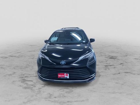 Used 2023 Toyota Sienna XLE image 4