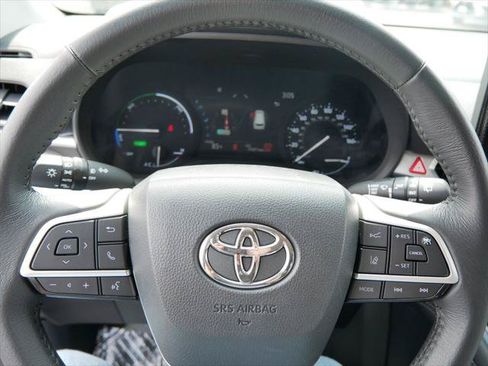 Certified 2025 Toyota Sienna XLE FWD image 22