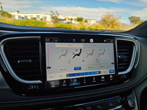 Used 2024 Chrysler Pacifica Limited FWD image 40