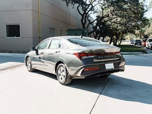 New 2026 Hyundai Elantra SE image 4