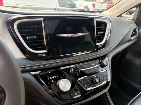 Used 2025 Chrysler Pacifica Limited image 13