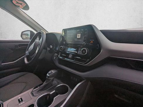 Used 2022 Toyota Highlander LE image 18