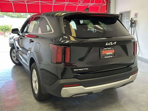 Used 2025 Kia Sorento LX FWD image 5