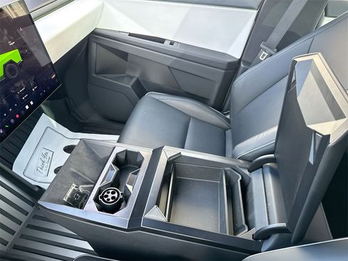 Used 2024 Tesla Cybertruck AWD Crew Cab image 23