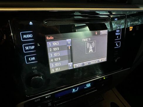 Used 2017 Toyota Corolla SE w/ Carpet Mat Package (TMS) FWD image 13