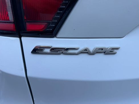Used 2018 Ford Escape SE FWD image 18