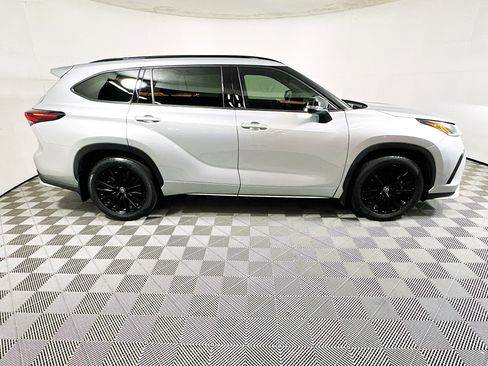 Used 2024 Toyota Highlander XSE image 2