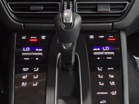 Certified 2026 Porsche Macan AWD/4WD image 19