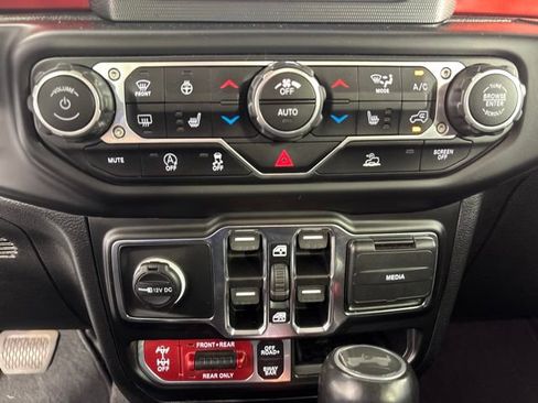 Used 2021 Jeep Wrangler Unlimited Rubicon w/ Cold Weather Group AWD/4WD image 6