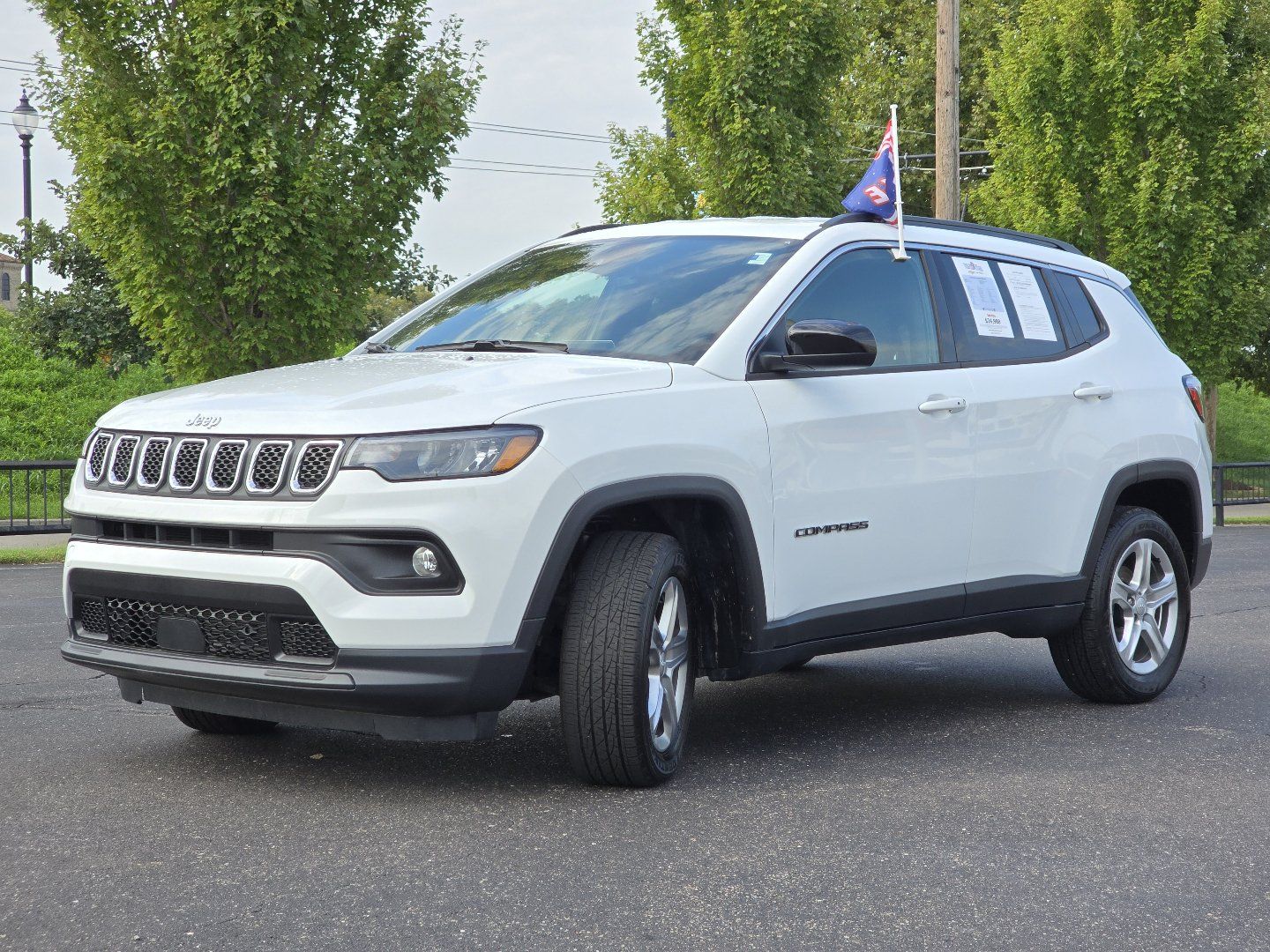 Used 2023 Jeep Compass Latitude AWD/4WD image 16