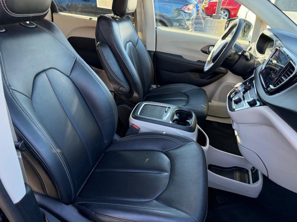 Used 2024 Chrysler Pacifica Touring-L FWD image 6