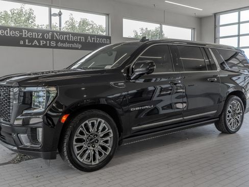 Used 2024 GMC Yukon XL Denali Ultimate AWD/4WD image 3