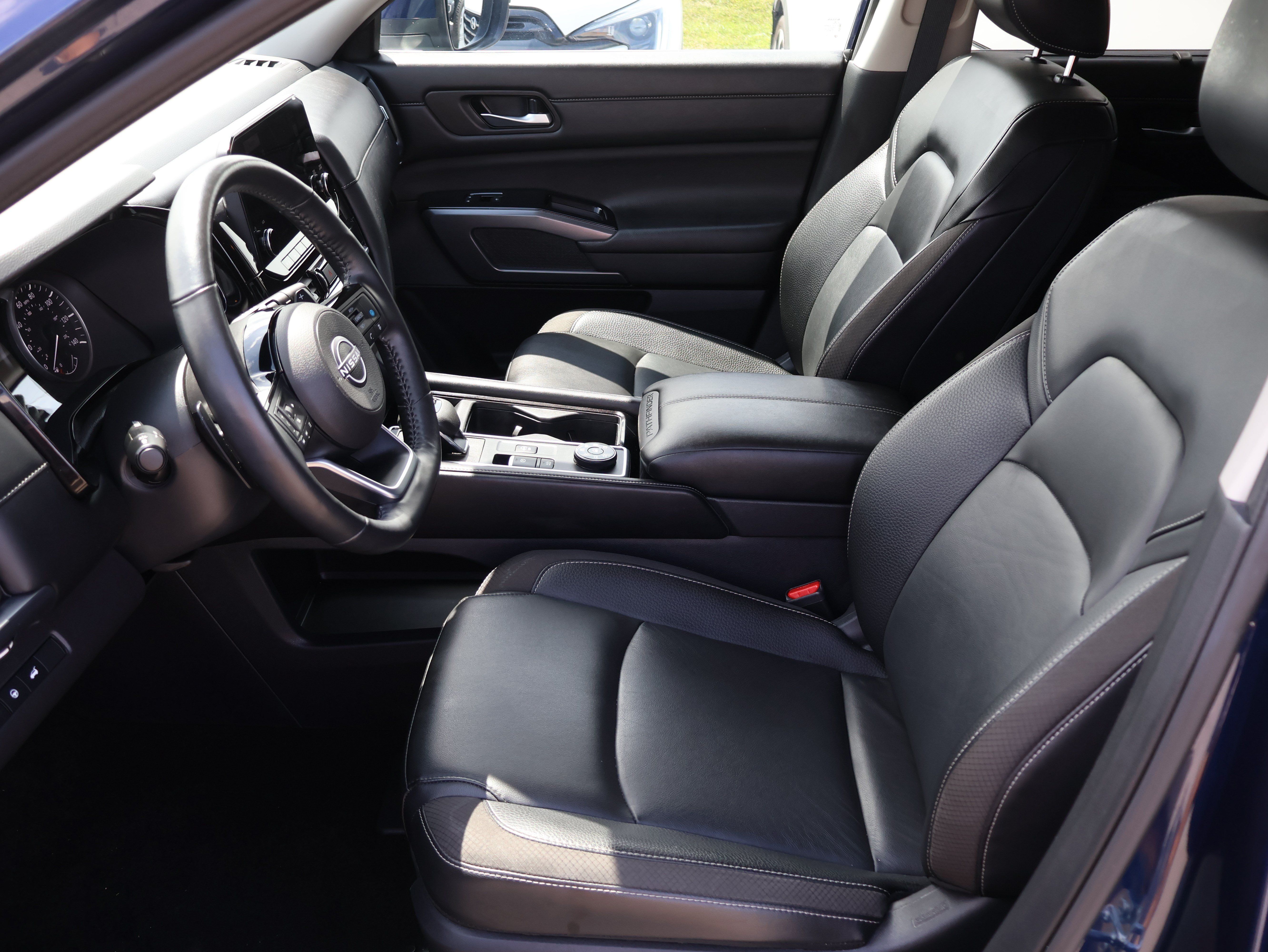 Used 2025 Nissan Pathfinder SL AWD/4WD image 18