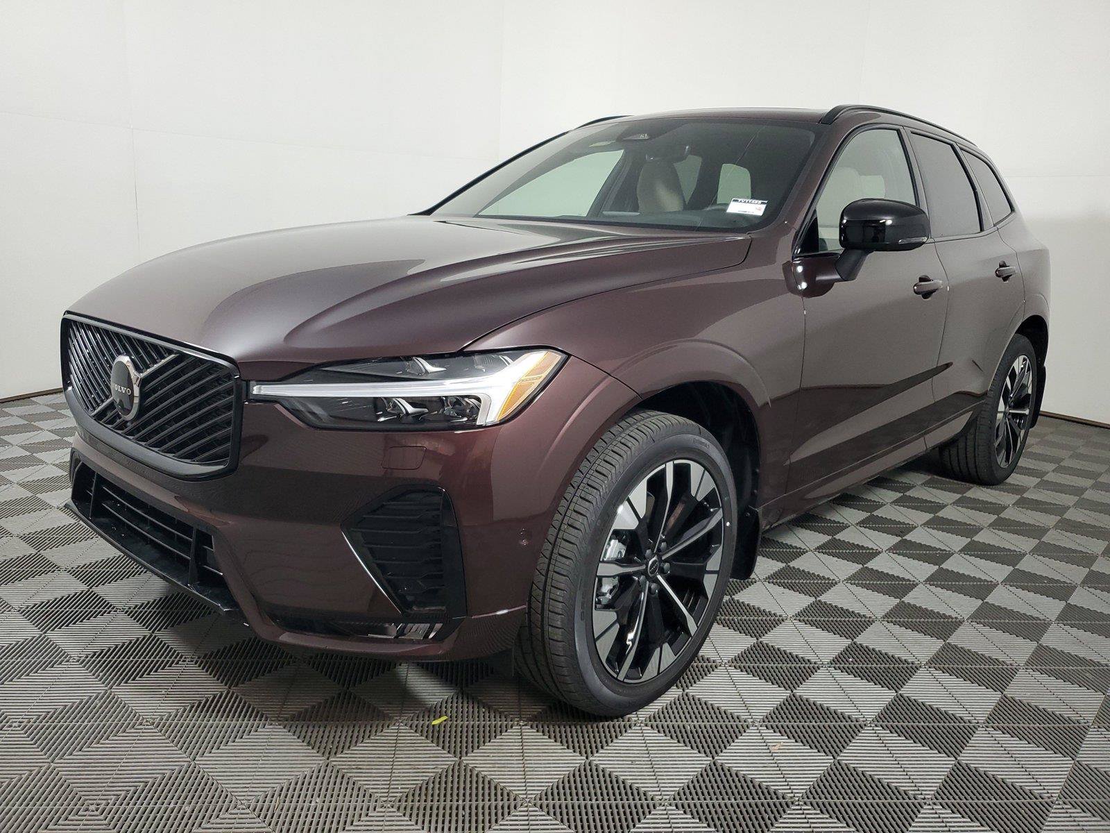 Used 2026 Volvo XC60 B5 Plus w/ Climate Package AWD/4WD image 3